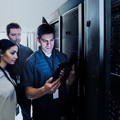 IT-Experten im Serverraum